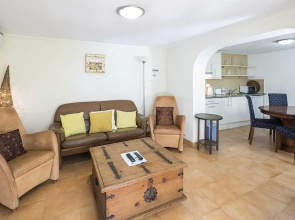 Villa Amarela - free heated pool short walk to centre of Carvoeiro