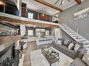 Lavish W/ Hot Tub - Near Asheville, Skiing 3 Bedroom Home