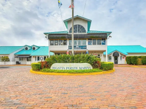Walk to Manatee River: Palmetto Unit w/ Sunroom
