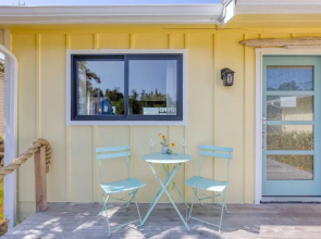 Vintage Beach House by Avantstay Waterfront Home