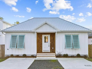 Modern Carolina Beach Boardwalk Cottage near Amenities!