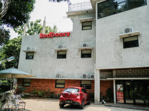 RedDoorz  near Trans Studio Mall Cibubur 3