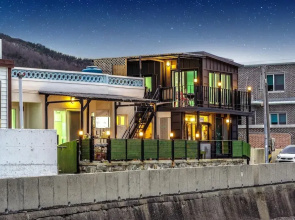 Namhae Dalddenuenbada Pension