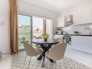 Sanders Cruise - Spacious Studio Apt With Balcony