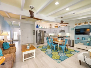 Pet-friendly Jekyll Island Abode - Walk to Beach!