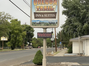 Oregon Trail Inn & Suites