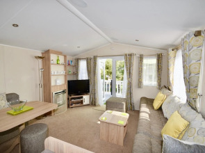Benarama Lovely Dog Friendly Two Bed Lodge Sleeps 4 Close to Ryde