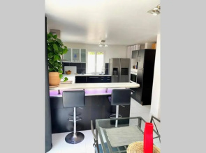 VILLA 6 PERSONNES /PISCINE/CAMPAGNE/TERRAIN DE PETANQUE/15 km BANDOL