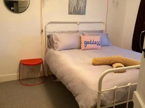 Holly Tree Cottage - 3 bedrooms and large garden with optional glamping double outside