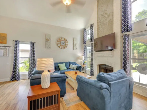 Hot Tub & Game Room: Spacious Live Oak Home!