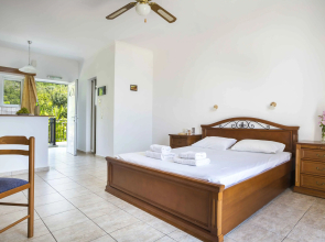 Stefanos Studios.. Above the beach of Lourdas
