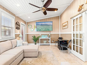 Just Beachy 3BR Dog-friendly Townhouse Near Beaches & Attractions!