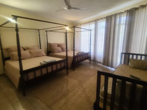 Charming 3 Bedroom Guesthouse - 2300