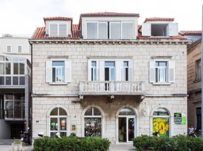 Apartment Van Gogh