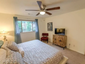 1 Br70's Inspired Comfy Condoclose to Broadmoor