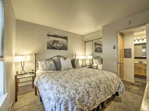Mammoth Lakes Condo w/ Pool & Spa - Near Shuttle!