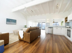 Fuller Holidays - Jane's on Wategos Villa 1, 37 Marine Parade - 3 Bed Villa