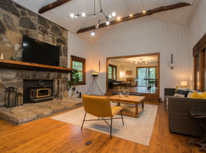 Spacious 4BR w Fireplace Ping Pong Free Tix