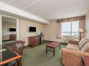 Super 8 by Wyndham Mississauga