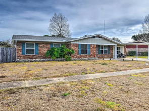 Spacious Fort Walton Beach Home ~ 2 Mi to Beach!