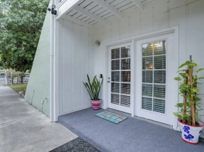 Seminole Townhome: Easy Access to Beaches!