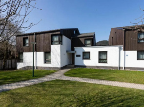 Maurers Schlierseetraum 1 hochwertige Erdgeschosswohnung mit allen Raffinessen erfreut sich auch Urlauber idealerweise für Paar mit Kindern geeignet und Vierbeiner Dank des tollen Zauns auf der Terrasse stylisch und edel von der Ausstattung mit 64 qm