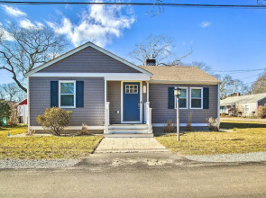 Walk to Shore: Updated Buzzards Bay Cottage!