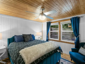 "cozy Cottages" Green Cottage Hot Tub-town!