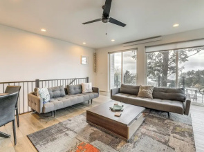 Depoe Bay Townhome w/ Deck & Stunning Ocean Views!