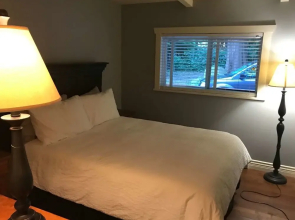 4 B/R Oceanfront Home - Estate Property Hot Tub/ Stairs to Beach