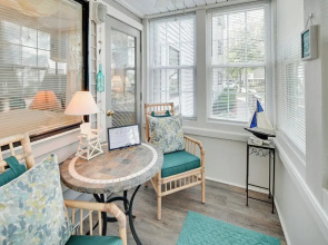 Walk to Ocean: Myrtle Beach Retreat w/ Sunroom