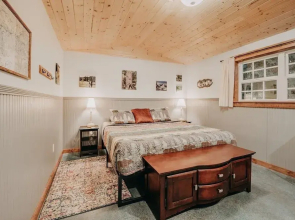 72mf - Rustic - Pets Ok - Sleeps 2 1 Bedroom Cabin by Redawning