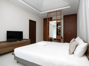 Miami-Style 2BR Pool Villa Janine Kamala