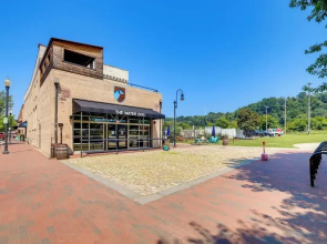 Dtwn Lynchburg Loft w/ Shared Deck: Walk to River
