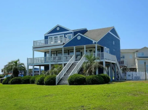 Long Grass 5 Bedroom Home by RedAwning