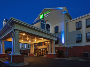 Holiday Inn Express Hotel & Suites Laurinburg by IHG