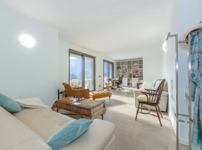 Beautiful 5 Bdrm Modern Penthouse