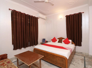 OYO 14185 Laxmi Yellow Guest House