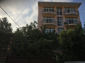 OYO 135 Lost Garden Apartment and Guest House