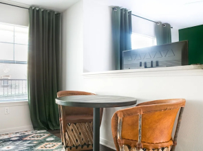 WanderJaunt - Oak Hill Apartment