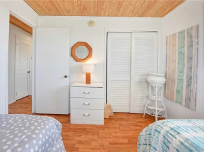 Harmony Beach House, 3 Bedrooms, Sleeps 6, Ocean Front, Large Deck
