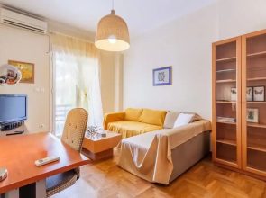 Athens Strawberry Hideaway - City Chic Retreat