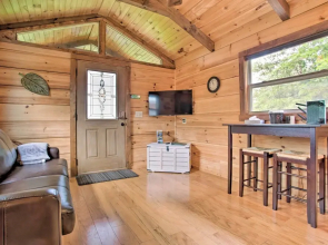 Hike & Snow Play! Mill Spring Cabin Near Winery