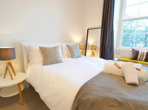 JOIVY City Centre Chic for two Next to Calton Hill