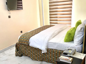 Nue Crest Hotel & Suites