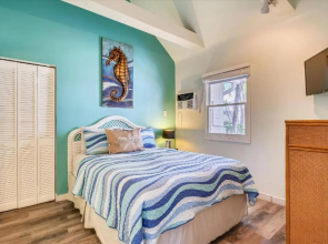 Ibis by Avantstay Close to Duval Street w/ Shared Pool Month Long Stays Only