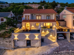 Beautiful Coastal Apartment in Karlobag