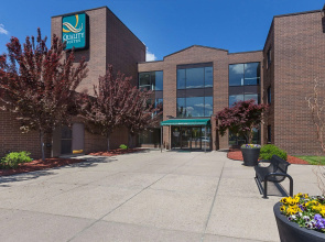 Quality Suites Lansing West