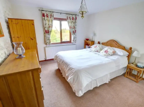 Chic Holiday Home in Talley With Garden