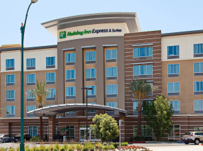 Holiday Inn Express & Suites Anaheim Resort Area by IHG